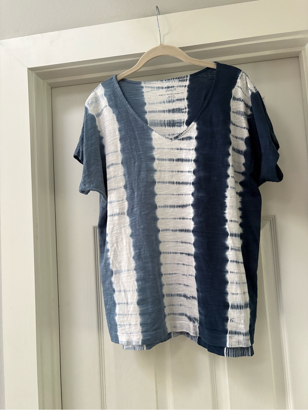 V-Neck Tie-Dye Short Sleeve Tee in Navy & White